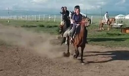 吃瓜妹骑马图片,一场别开生面的田园风情秀