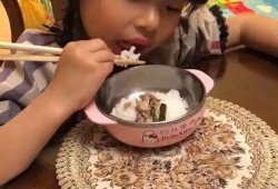 吃瓜金仔生日照,甜蜜瞬间曝光！