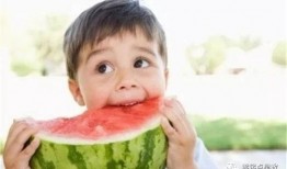 韭菜哥吃瓜文案搞笑,笑料横飞，瓜田笑果连连